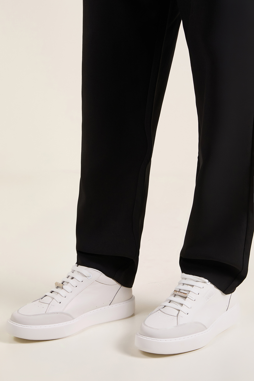 תמונת כל הלוק של נעלי סניקרס